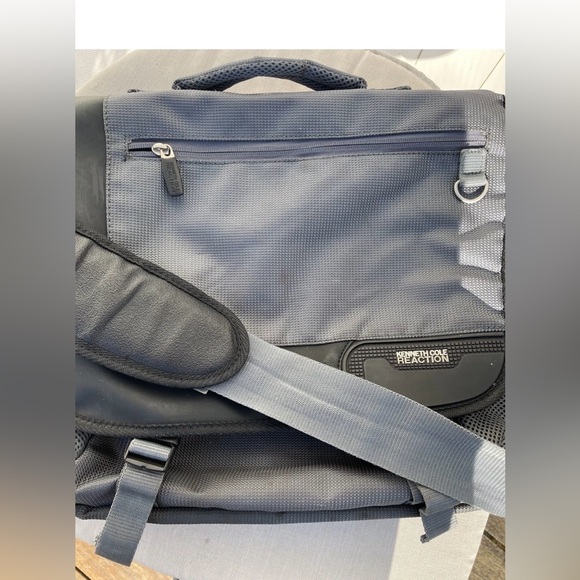Kenneth Cole Reaction Laptop
Messenger Cross Body Bag Black & Gray Many Pockets - Picture 2 of 12